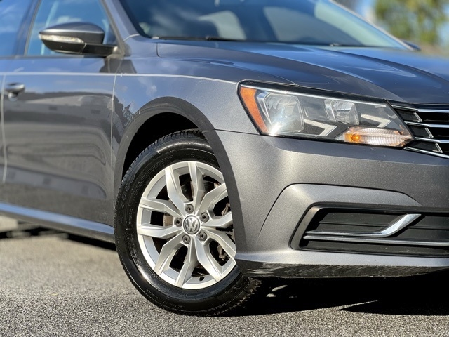 2018 Volkswagen Passat 2.0T S photo 2