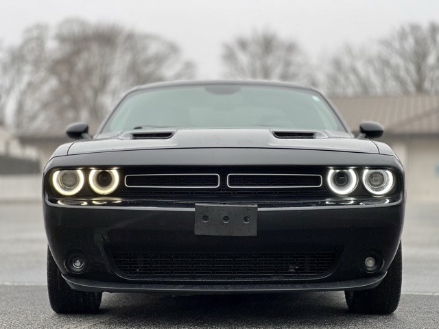 2019 Dodge Challenger SXT photo 2