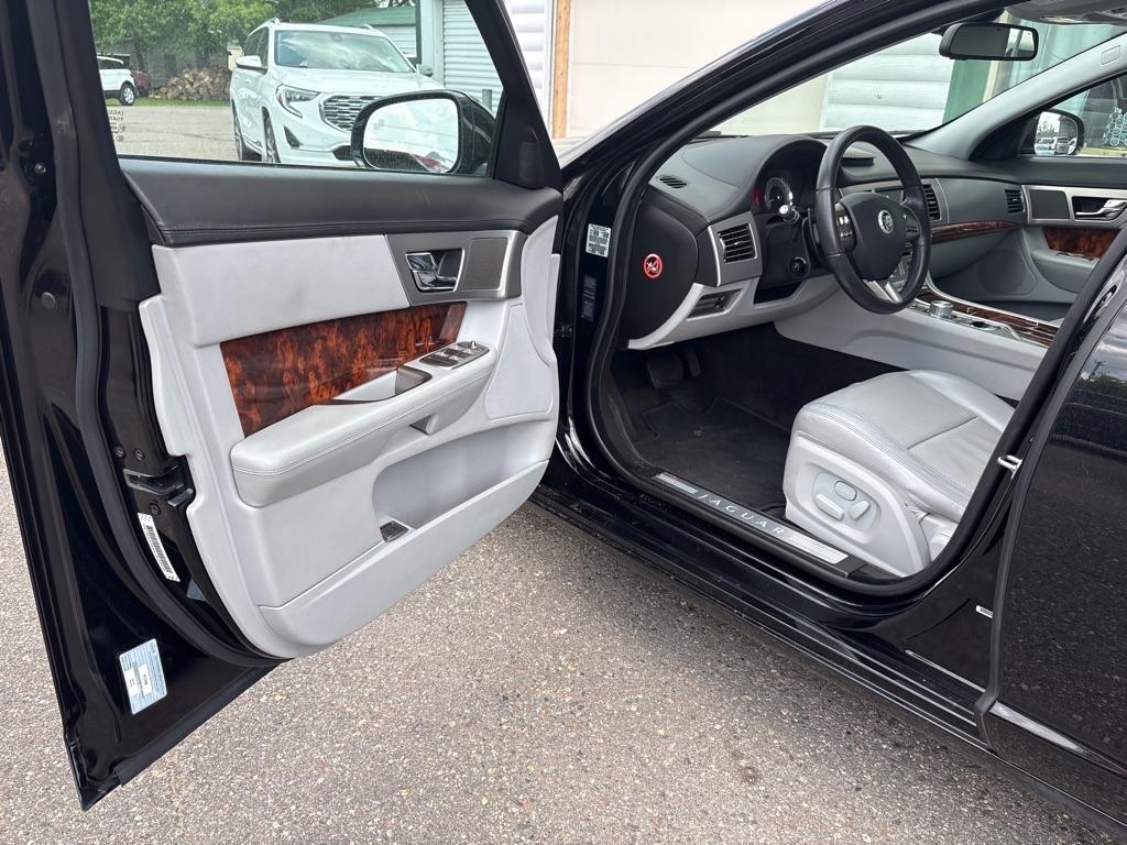 Jaguar XF  2010