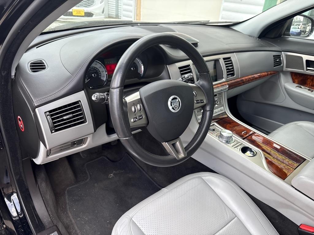 Jaguar XF  2010