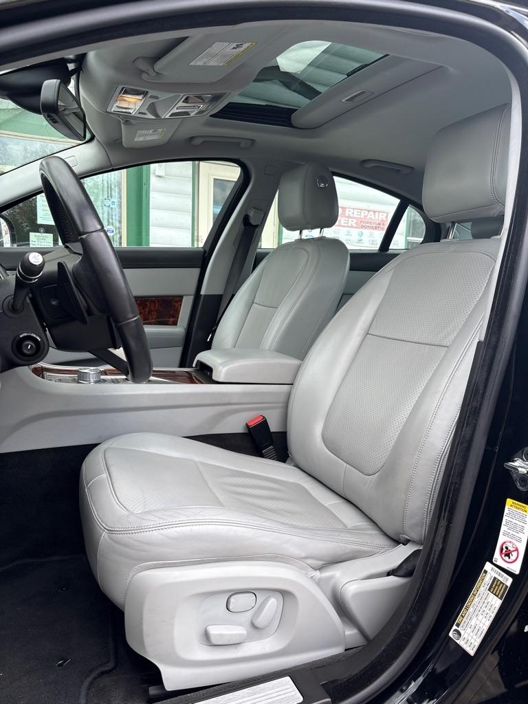 Jaguar XF  2010