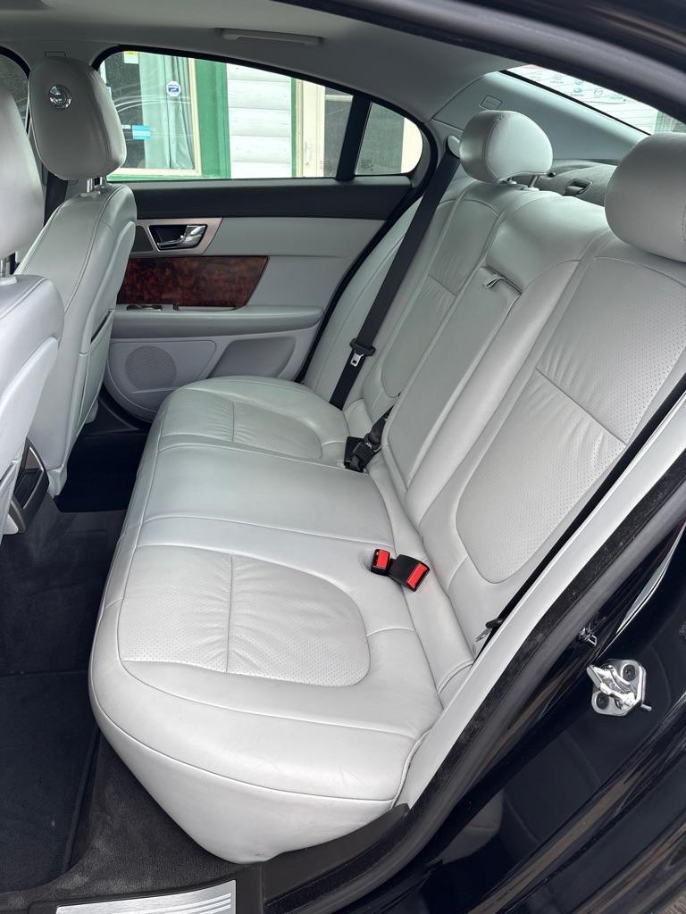 Jaguar XF  2010