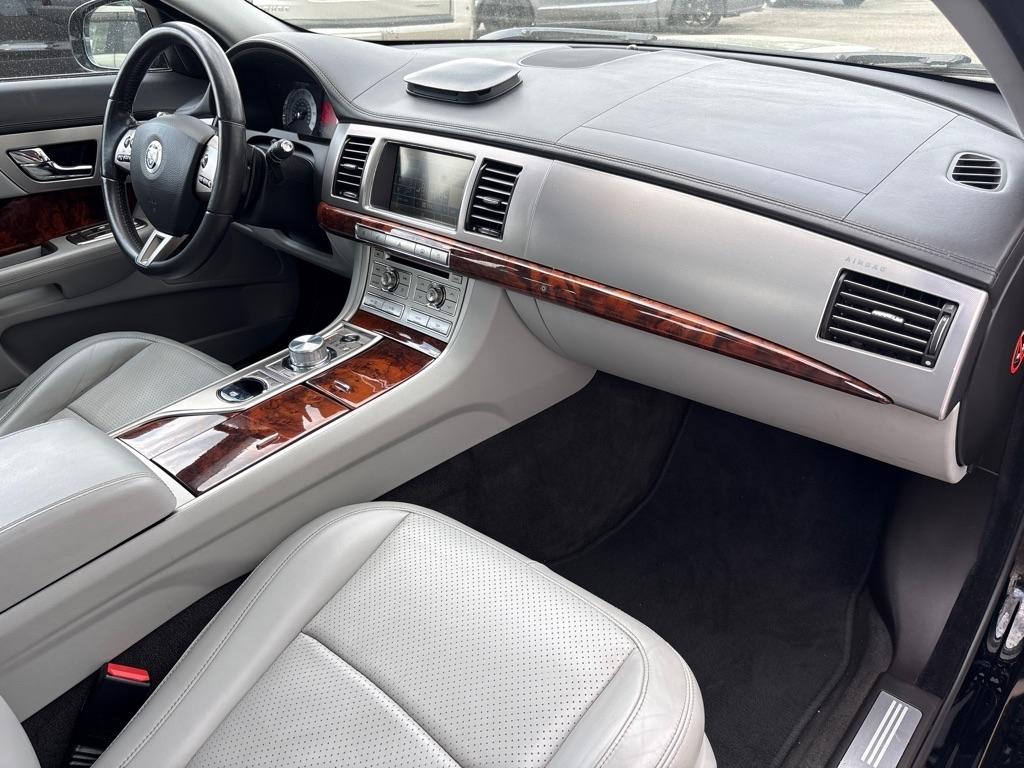 Jaguar XF  2010
