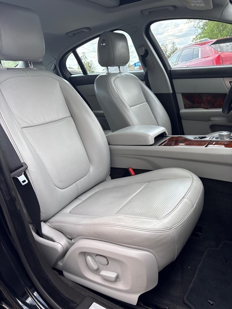 Jaguar XF  2010