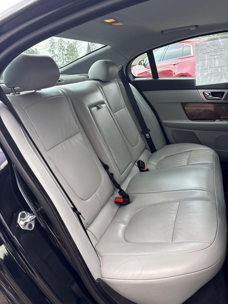Jaguar XF  2010