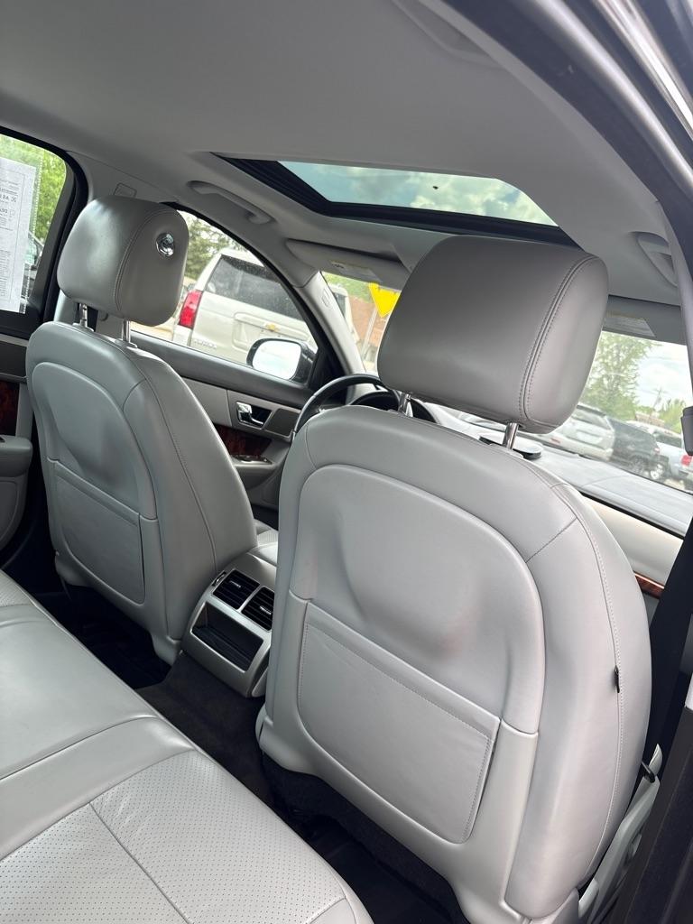 Jaguar XF  2010