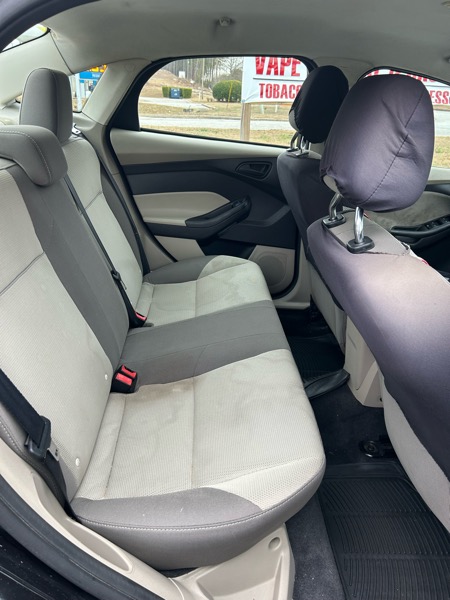 Ford Focus SE Sedan 2012