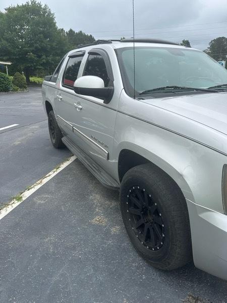 Chevrolet Avalanche LT 2WD 2011