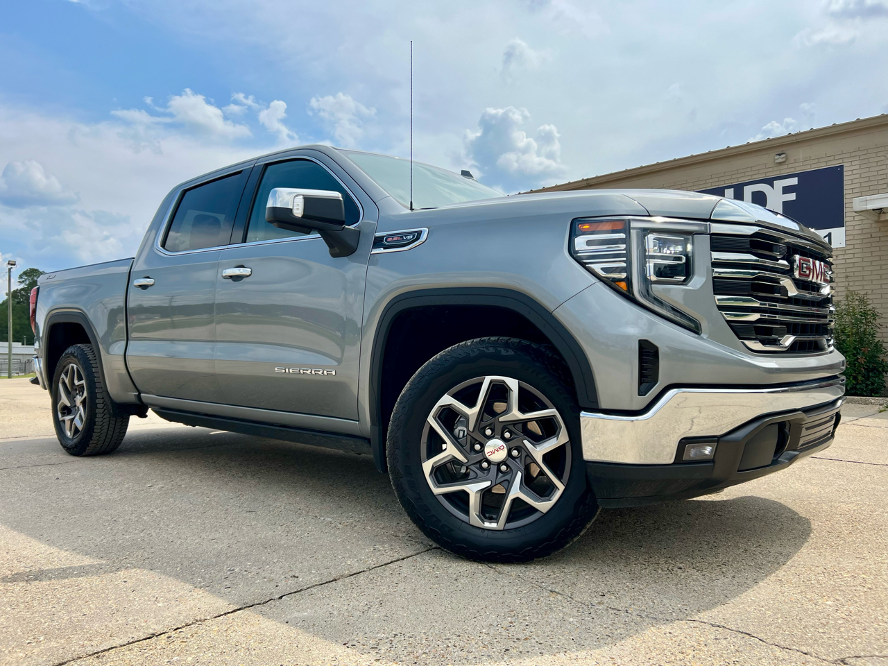 2023 GMC Sierra 1500 SLT Crew Cab 4WD