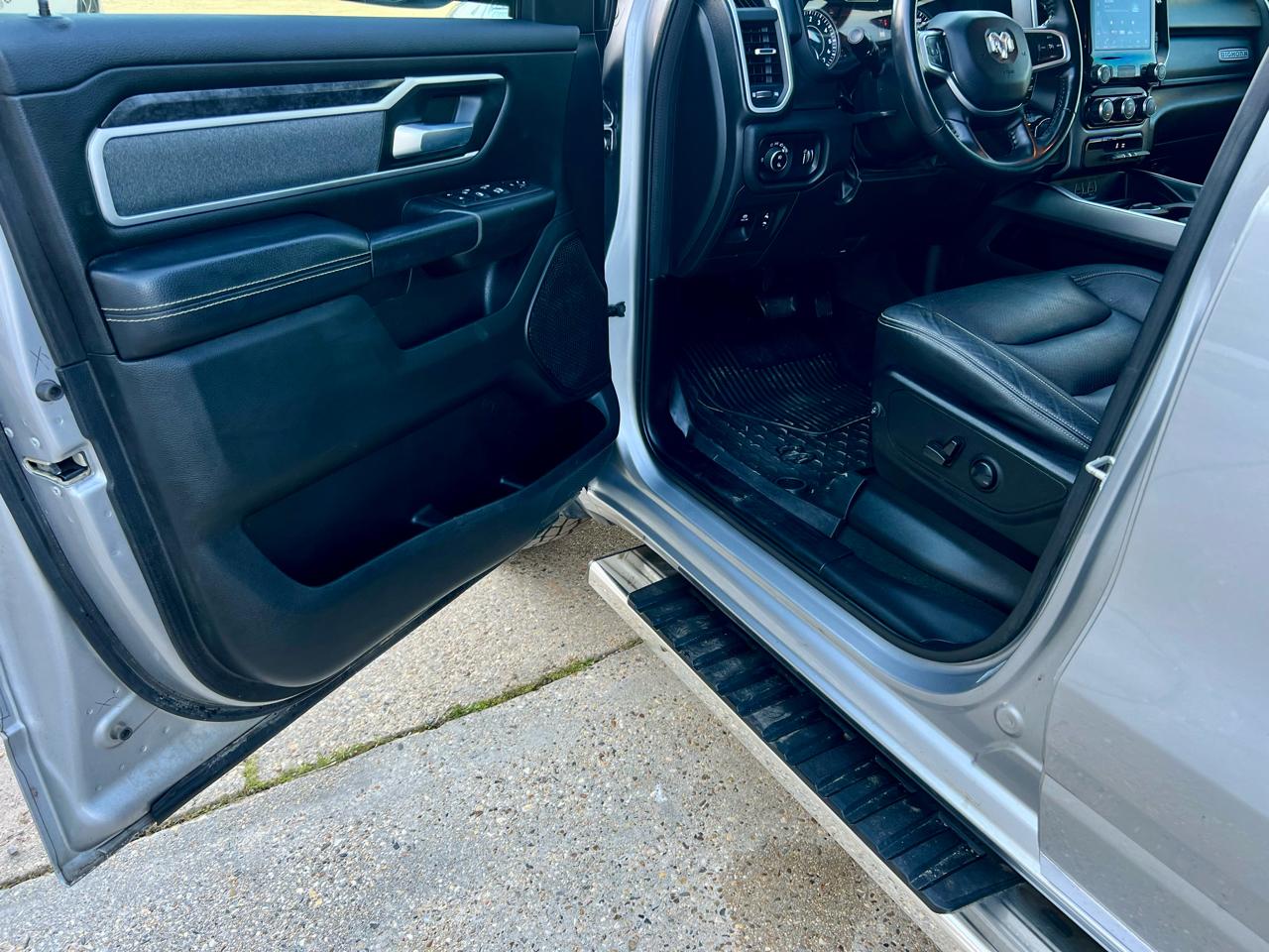 RAM 1500 Big Horn 4x4 Crew Cab 5'7" Box 2022