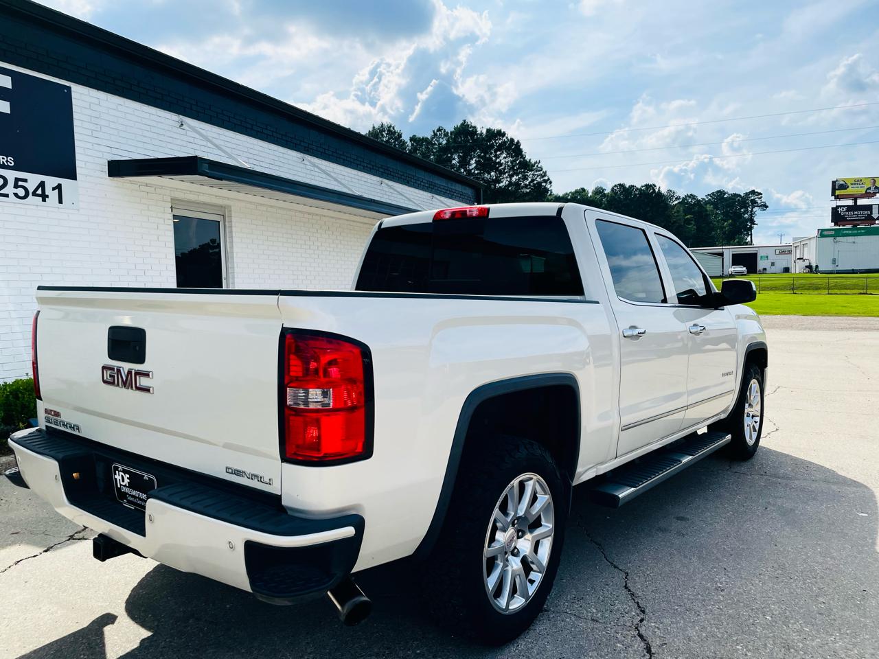 GMC Sierra 1500 4WD Crew Cab 143.5" Denali 2015