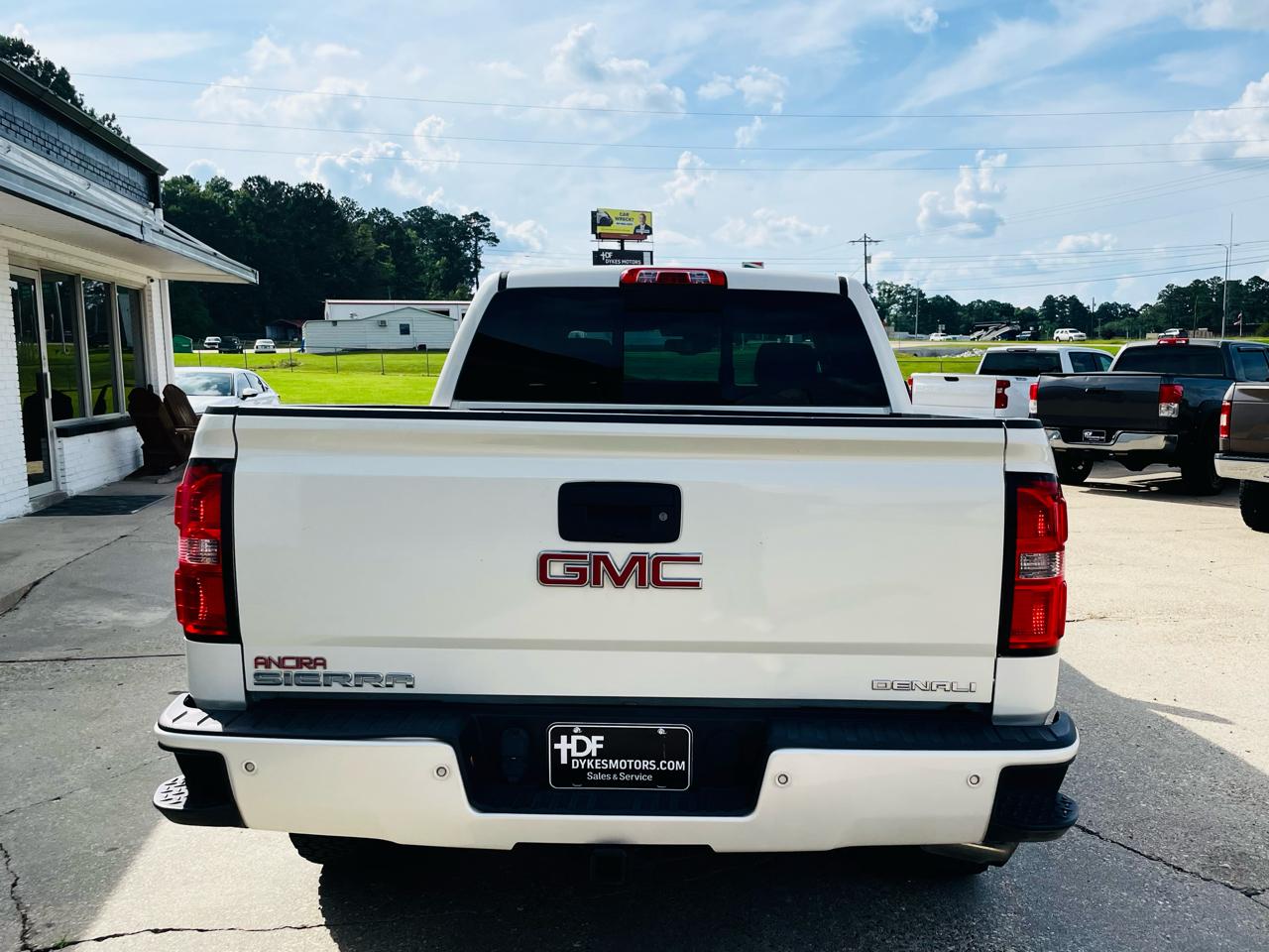 GMC Sierra 1500 4WD Crew Cab 143.5" Denali 2015