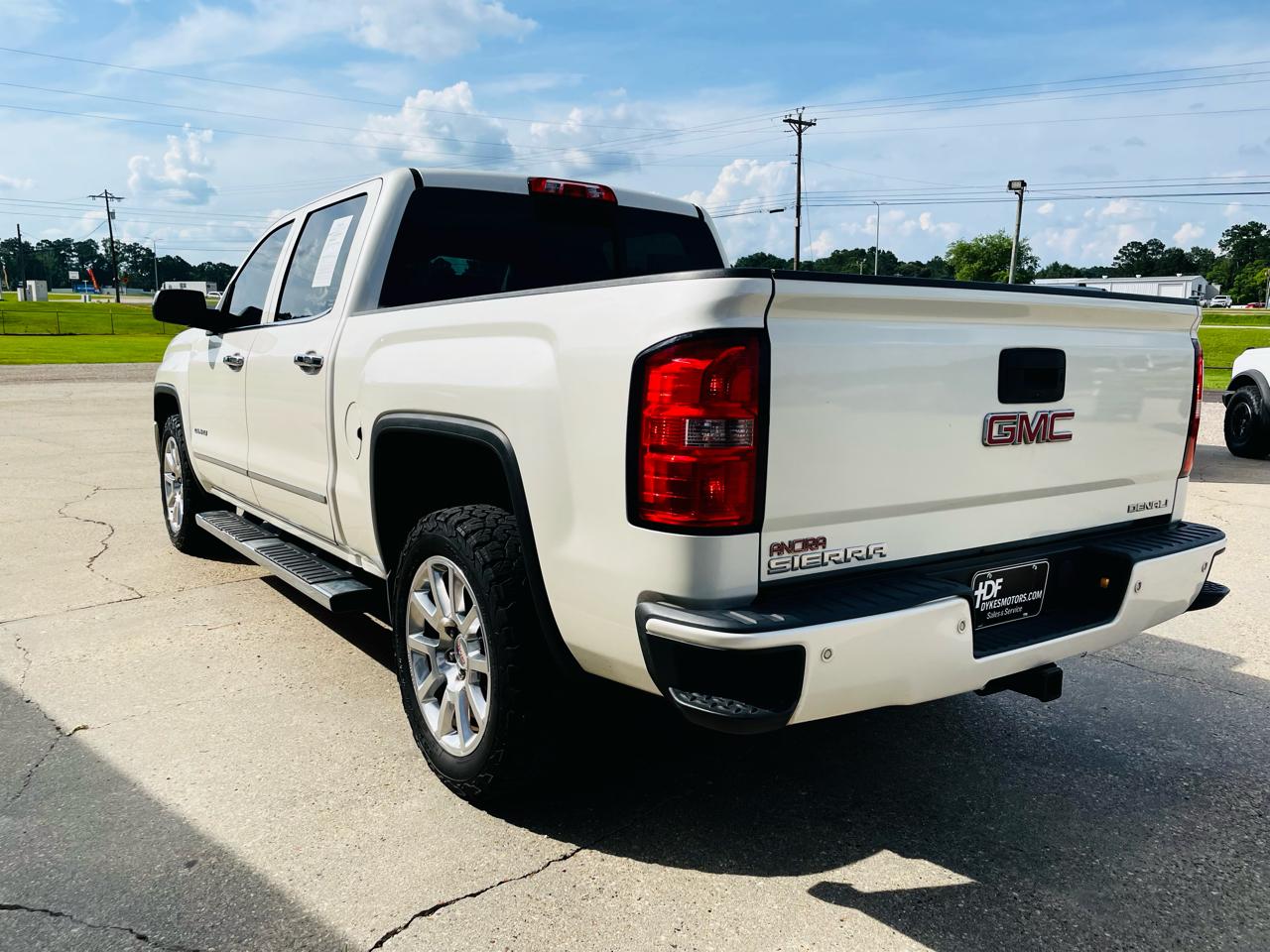 GMC Sierra 1500 4WD Crew Cab 143.5" Denali 2015