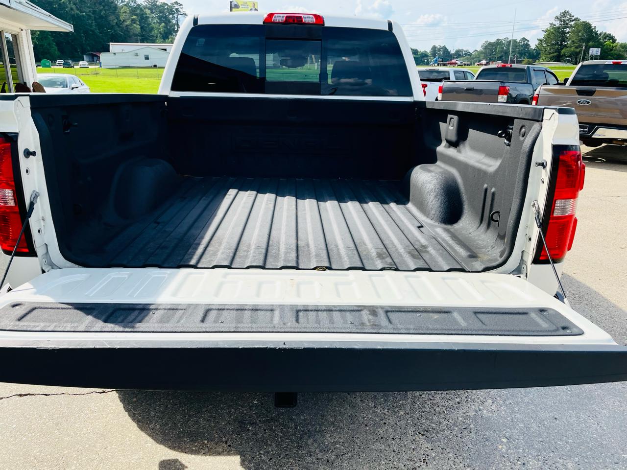 GMC Sierra 1500 4WD Crew Cab 143.5" Denali 2015