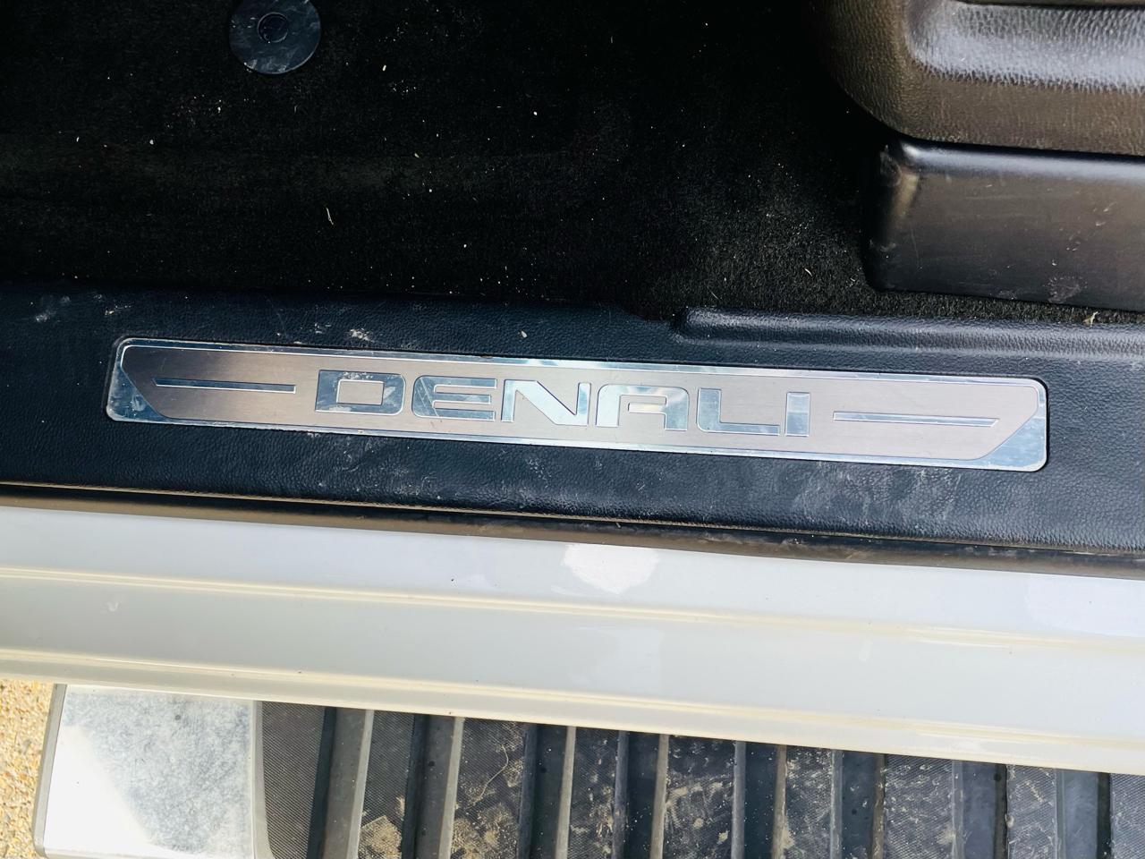 GMC Sierra 1500 4WD Crew Cab 143.5" Denali 2015