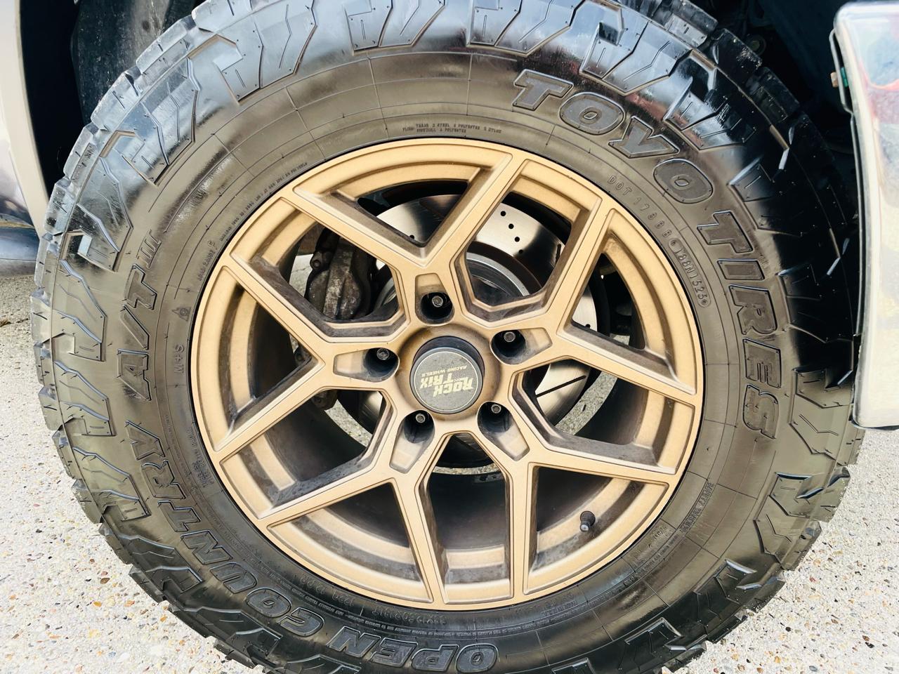 Toyota Tundra 4WD Truck CrewMax 5.7L FFV V8 6-Spd AT (Natl) 2011
