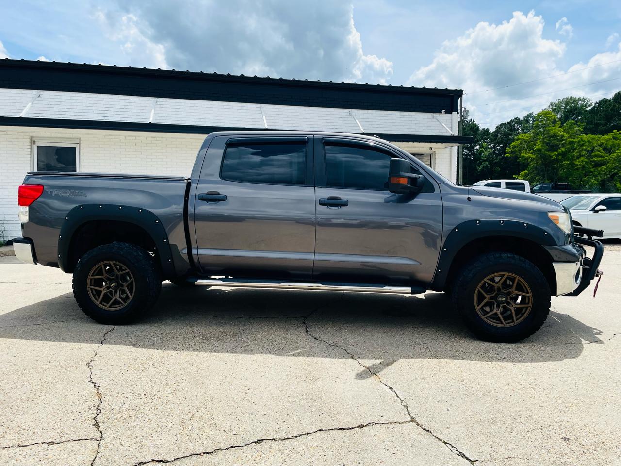 Toyota Tundra 4WD Truck CrewMax 5.7L FFV V8 6-Spd AT (Natl) 2011