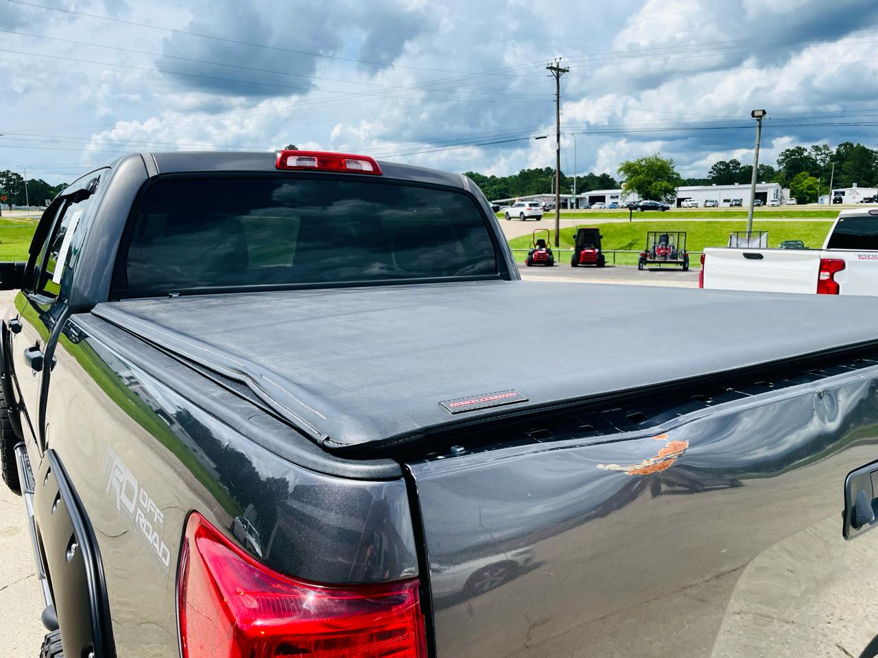 Toyota Tundra 4WD Truck CrewMax 5.7L FFV V8 6-Spd AT (Natl) 2011