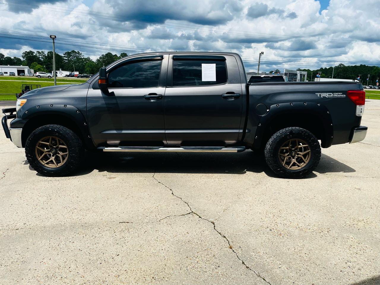 Toyota Tundra 4WD Truck CrewMax 5.7L FFV V8 6-Spd AT (Natl) 2011