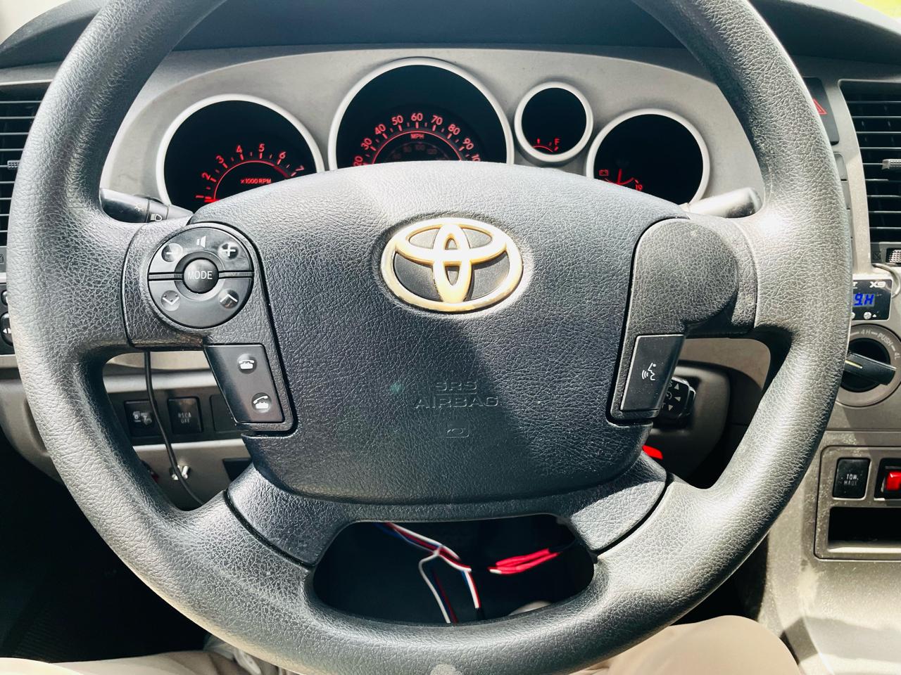 Toyota Tundra 4WD Truck CrewMax 5.7L FFV V8 6-Spd AT (Natl) 2011