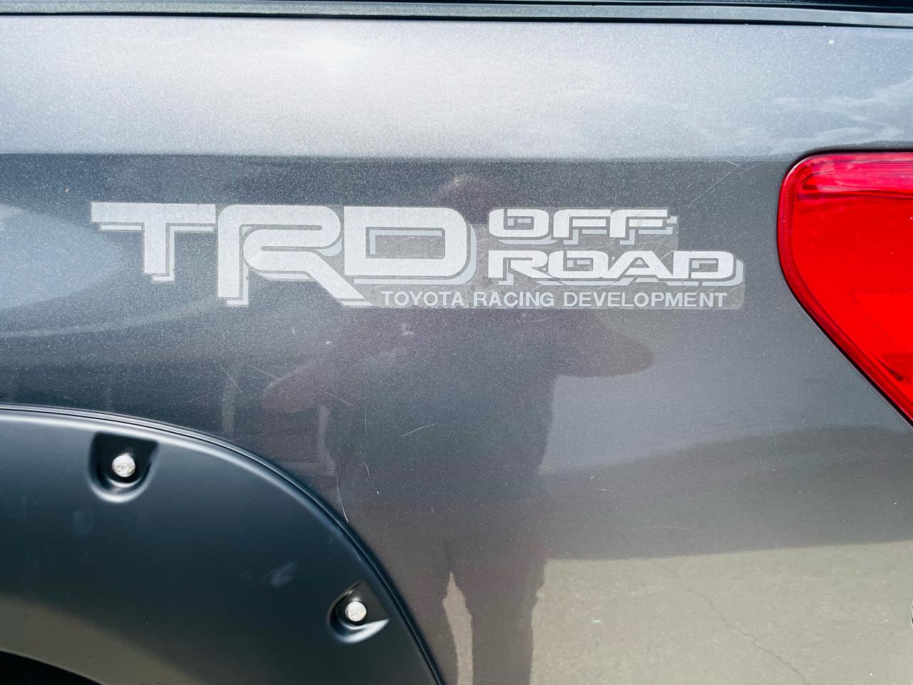 Toyota Tundra 4WD Truck CrewMax 5.7L FFV V8 6-Spd AT (Natl) 2011