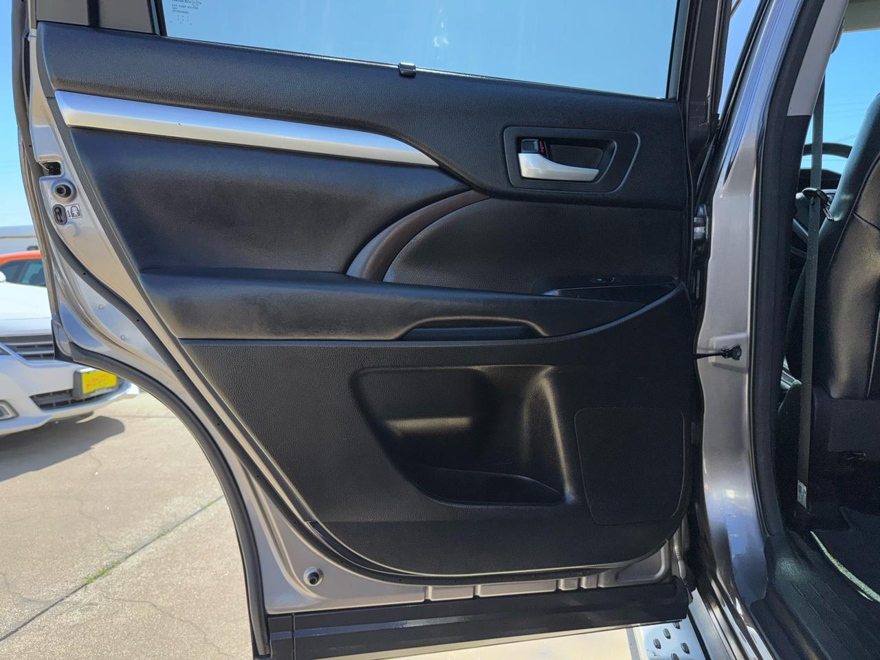 Toyota Highlander SE FWD V6 2017