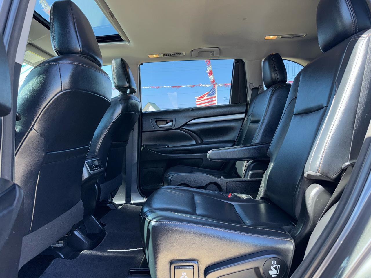 Toyota Highlander SE FWD V6 2017