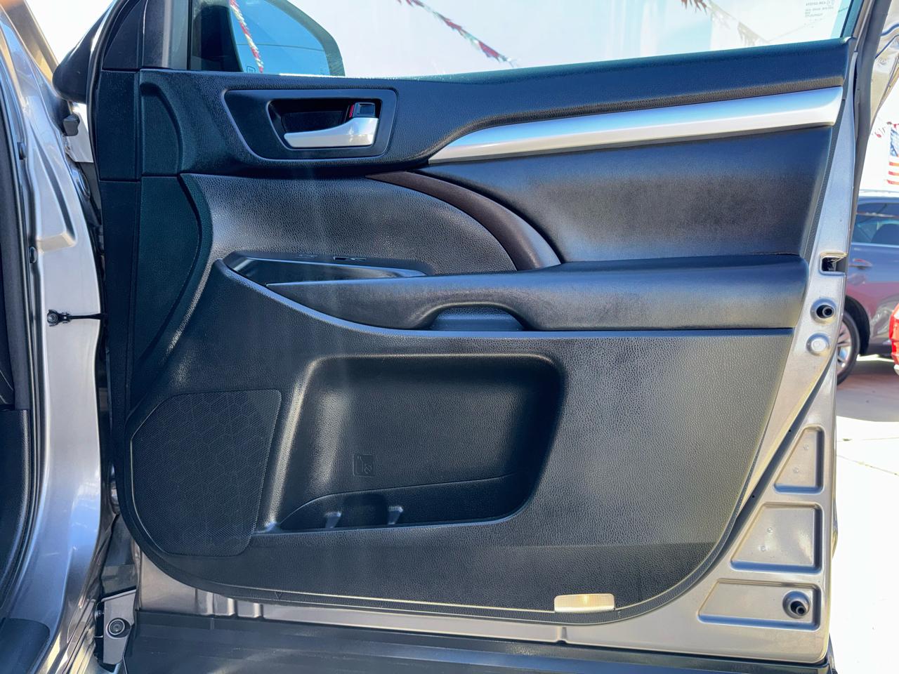 Toyota Highlander SE FWD V6 2017