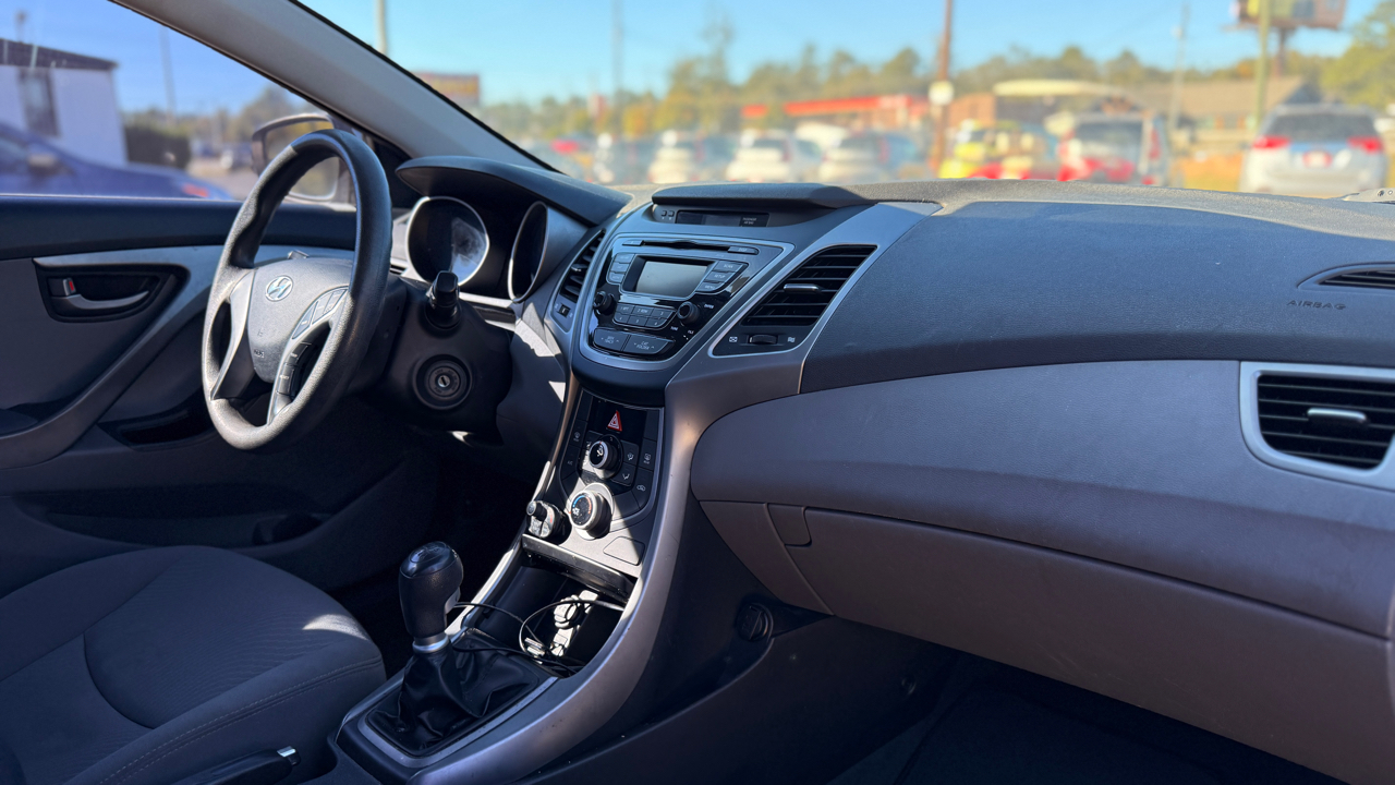 Hyundai Elantra SE 6AT 2016 Hyundai Elantra SE 6AT 2016