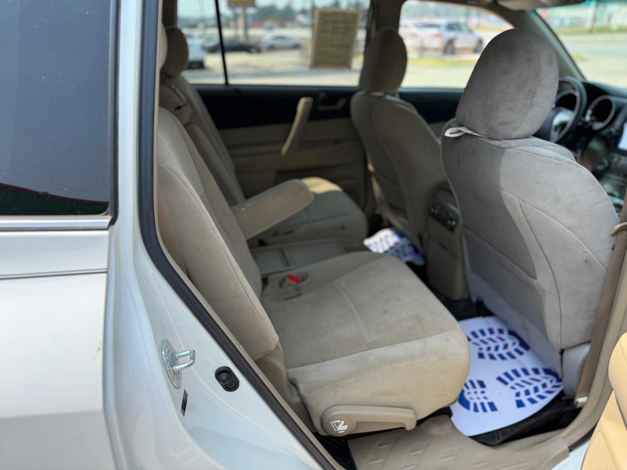 Toyota Highlander Base 2WD V6 2011