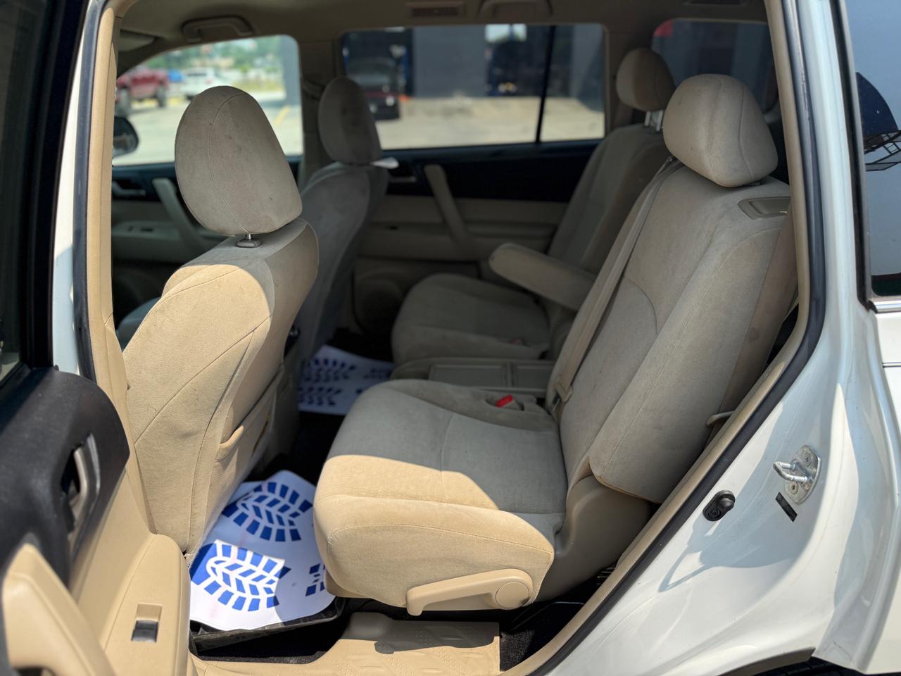 Toyota Highlander Base 2WD V6 2011
