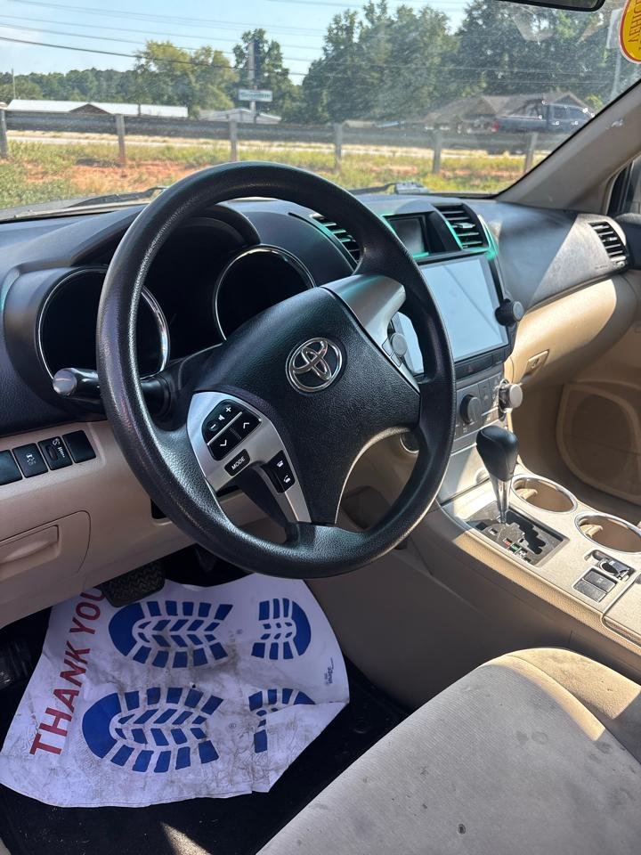 Toyota Highlander Base 2WD V6 2011