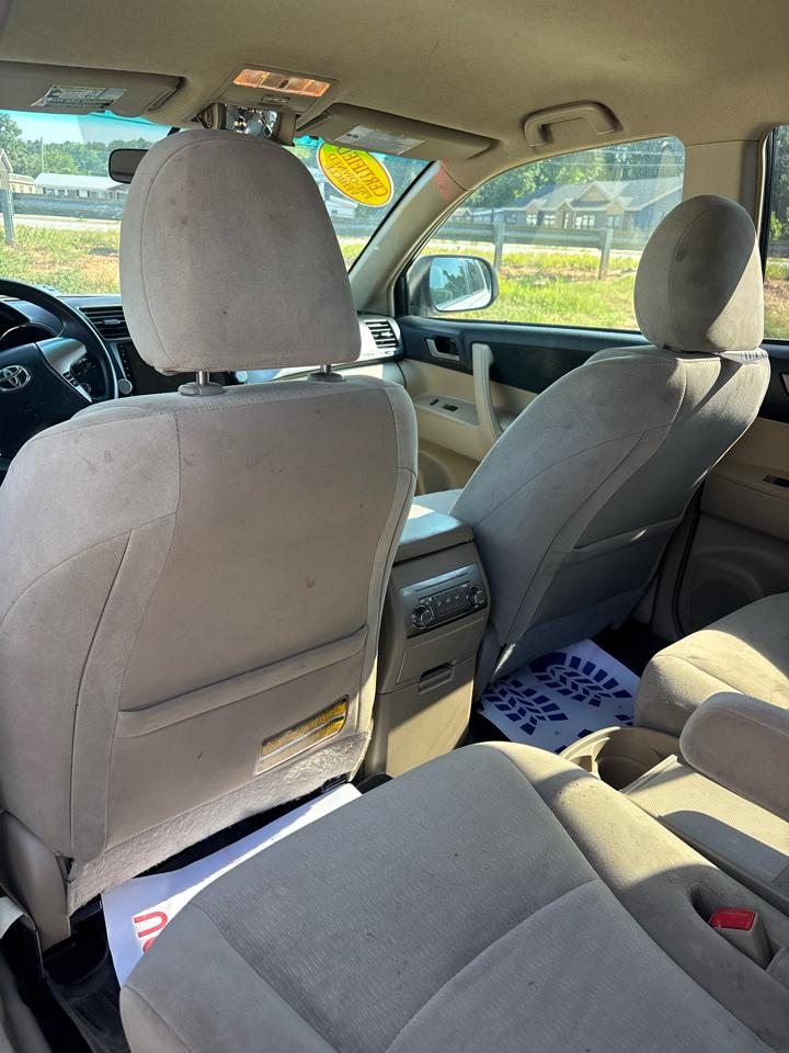 Toyota Highlander Base 2WD V6 2011