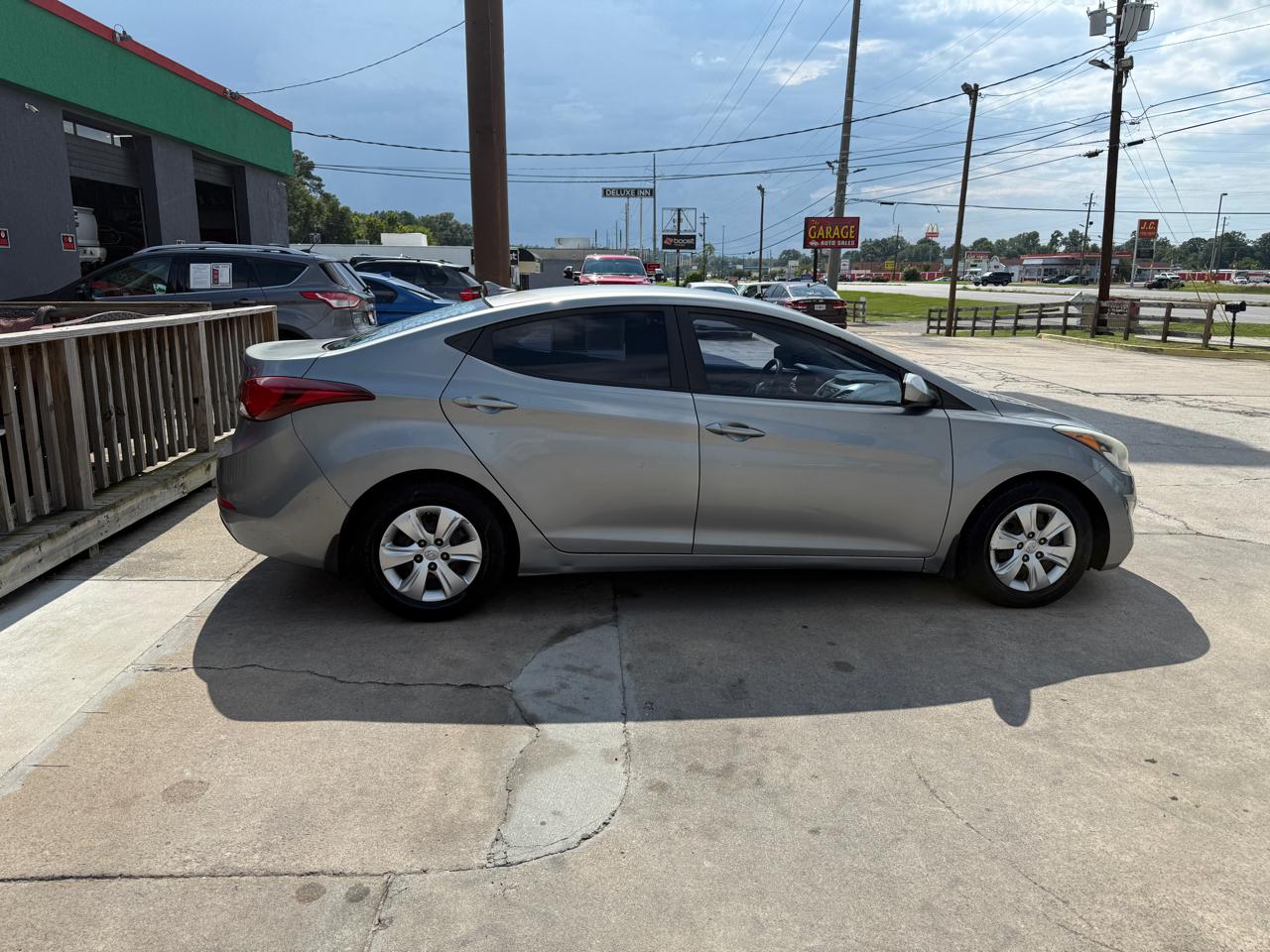 Hyundai Elantra SE 6AT 2016