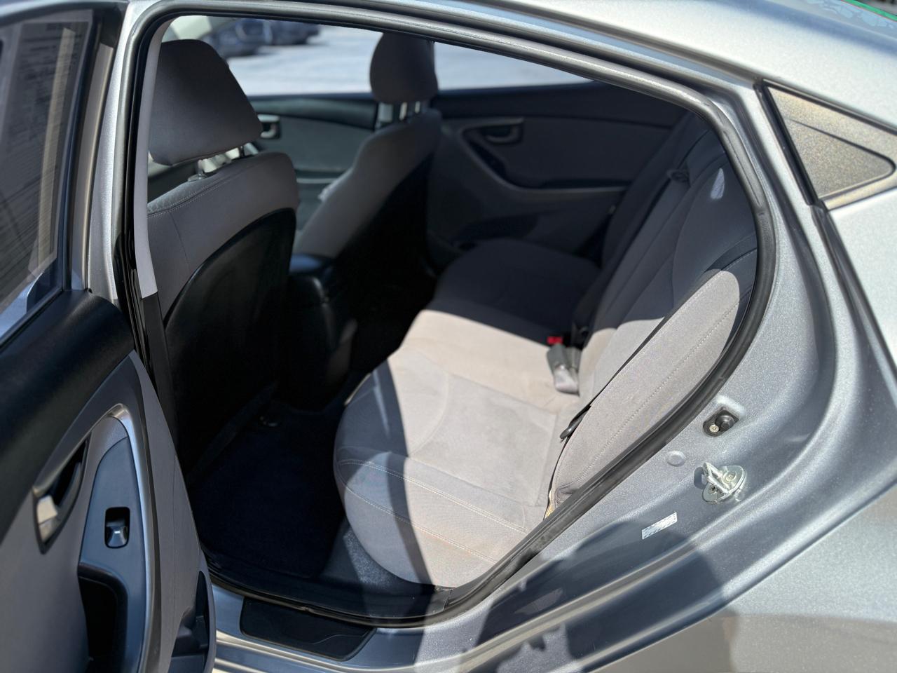 Hyundai Elantra SE 6AT 2016