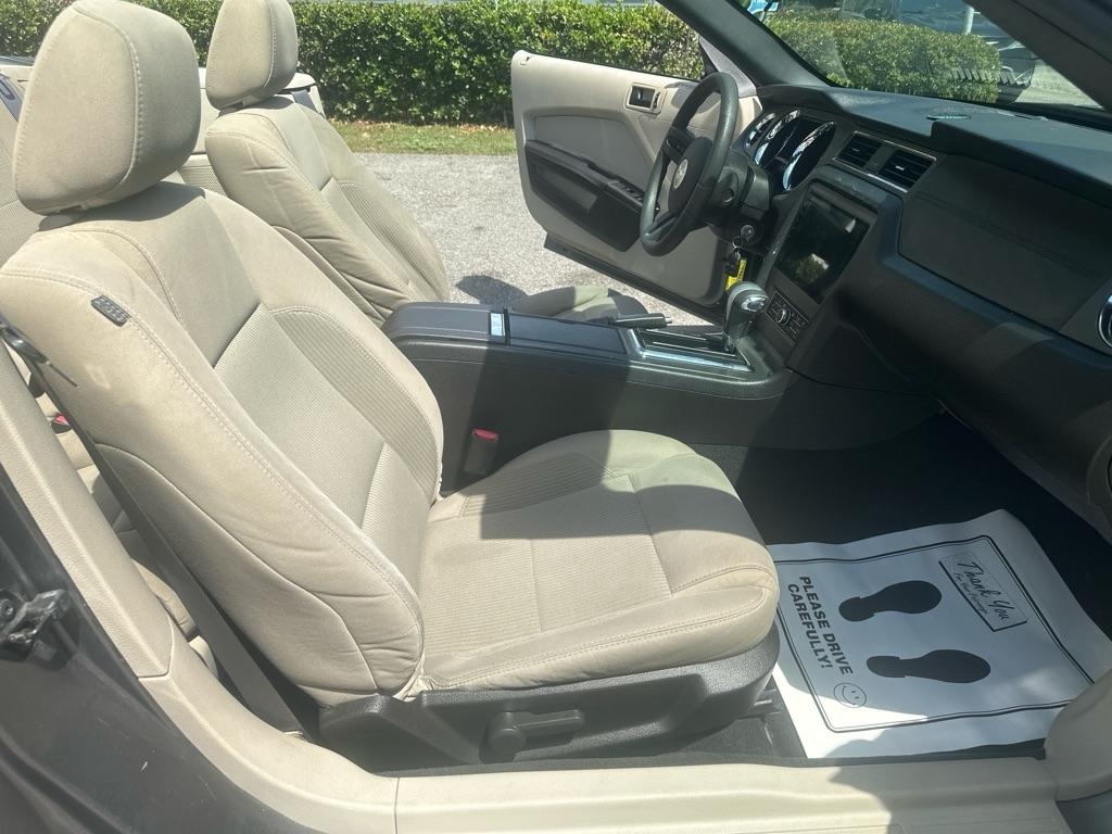 Ford Mustang V6 Convertible 2010