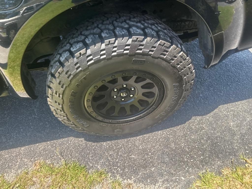 Nissan Frontier PRO-4X Crew Cab 4WD 2012