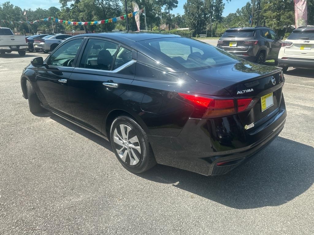 Nissan Altima photo 2