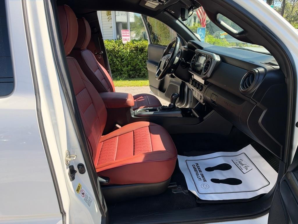 Toyota Tacoma photo 14