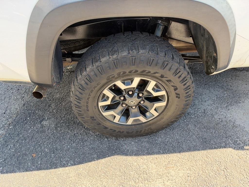 Toyota Tacoma photo 19