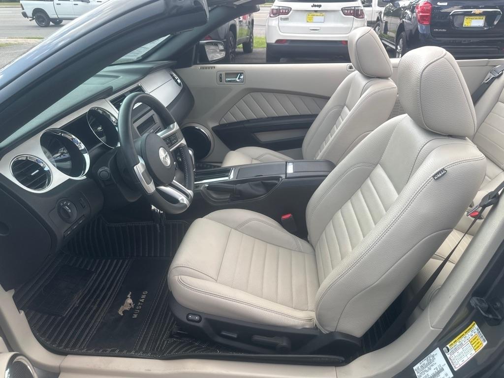 Ford Mustang V6 Convertible 2011