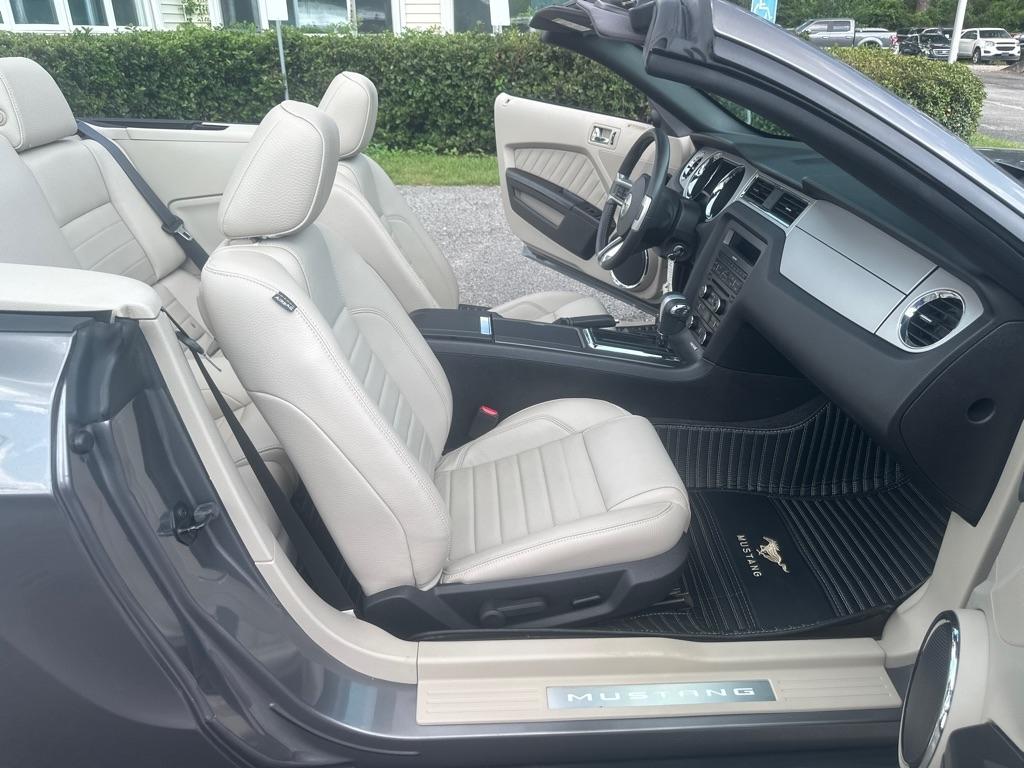 Ford Mustang V6 Convertible 2011