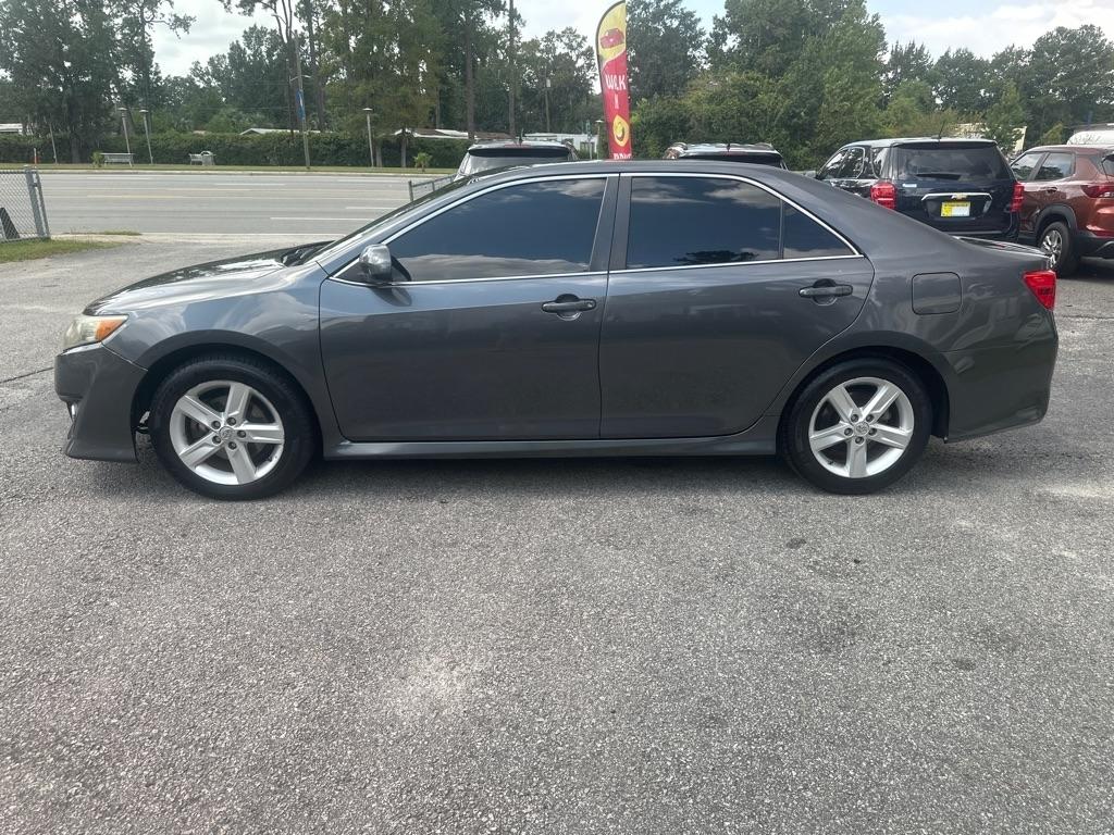 Toyota Camry photo 2