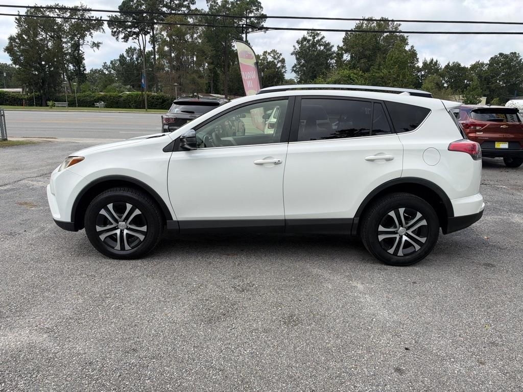 Toyota RAV4 photo 2