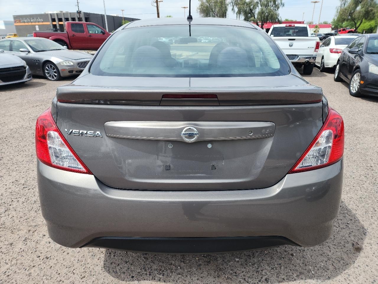 Nissan Versa 1.6 S 5M 2015