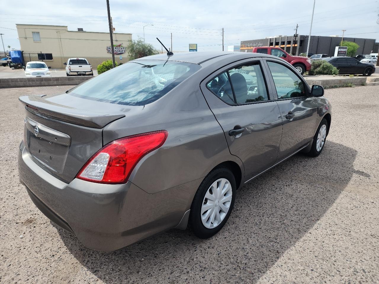 Nissan Versa 1.6 S 5M 2015