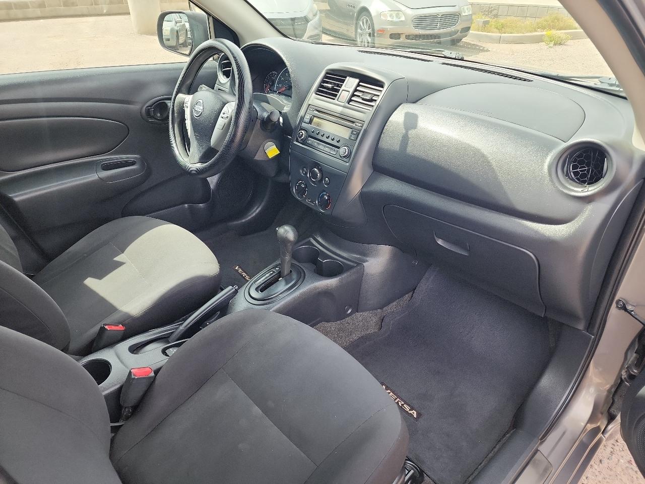 Nissan Versa 1.6 S 5M 2015