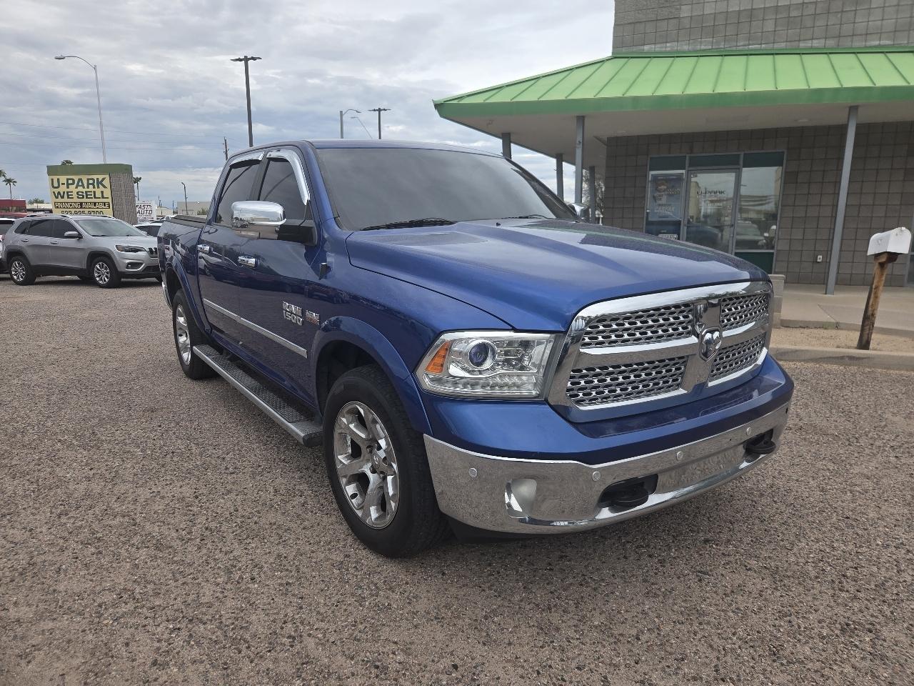 RAM 1500 4WD Crew Cab 140.5" Laramie 2015