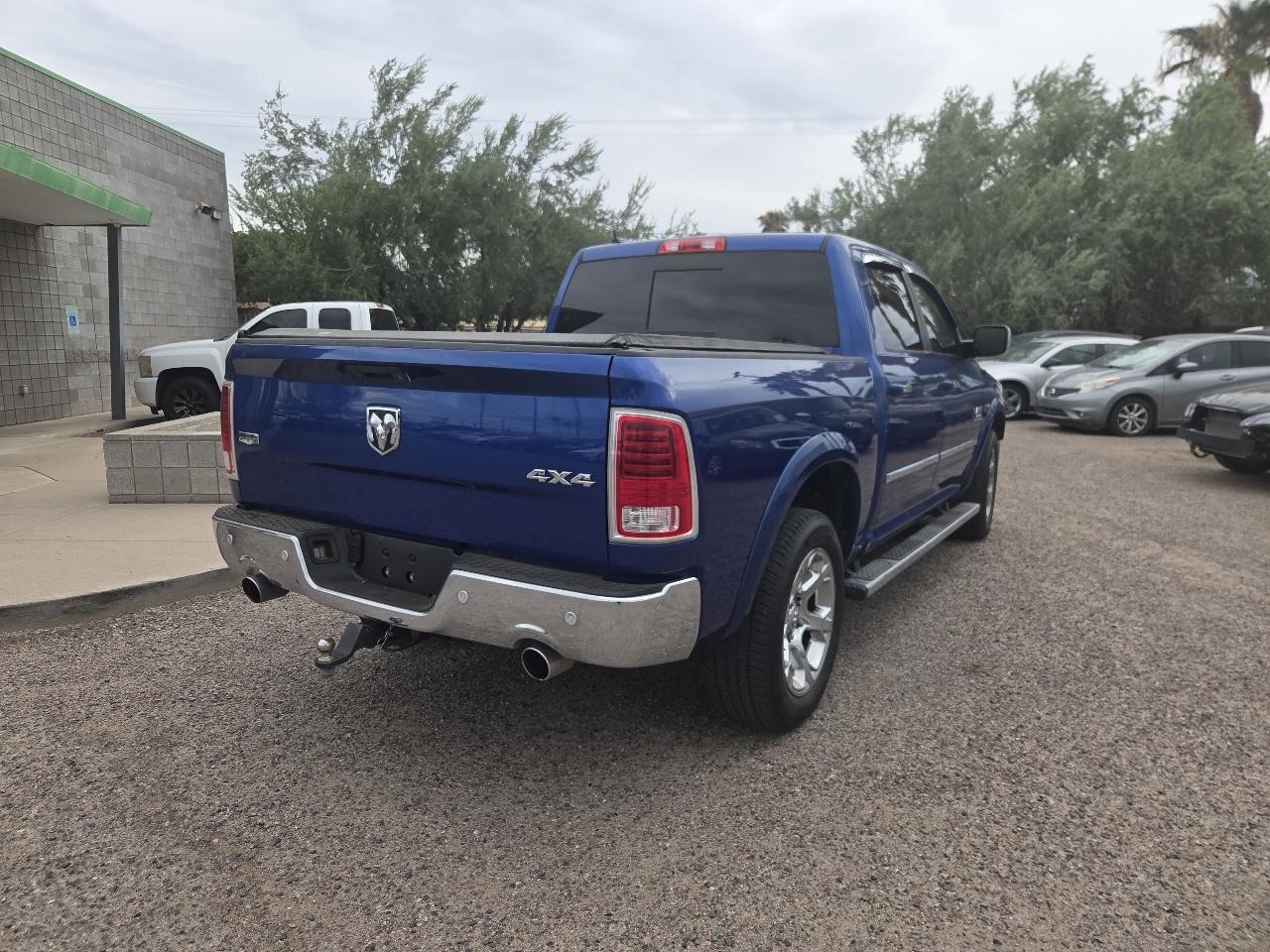 RAM 1500 4WD Crew Cab 140.5" Laramie 2015