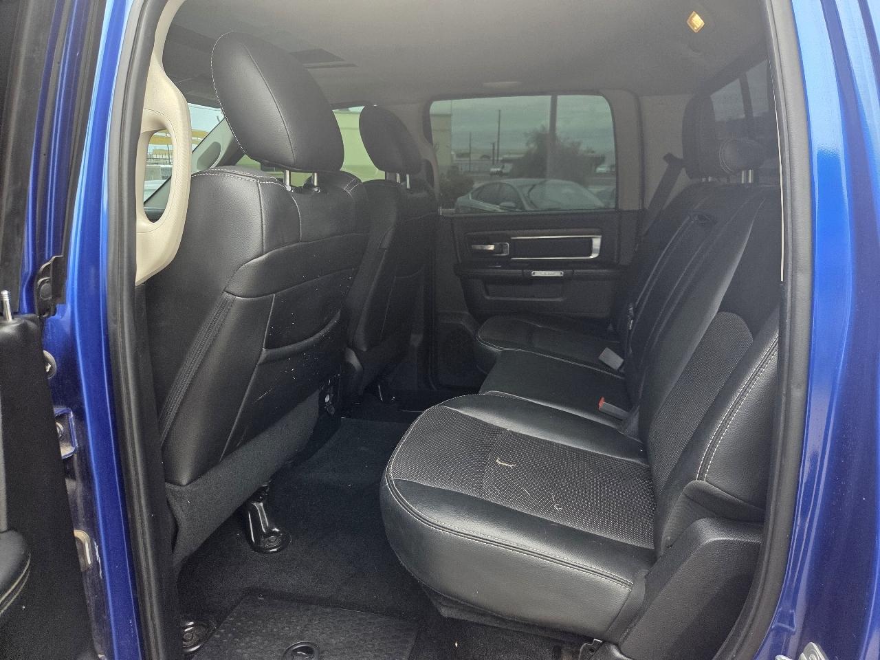 RAM 1500 4WD Crew Cab 140.5" Laramie 2015